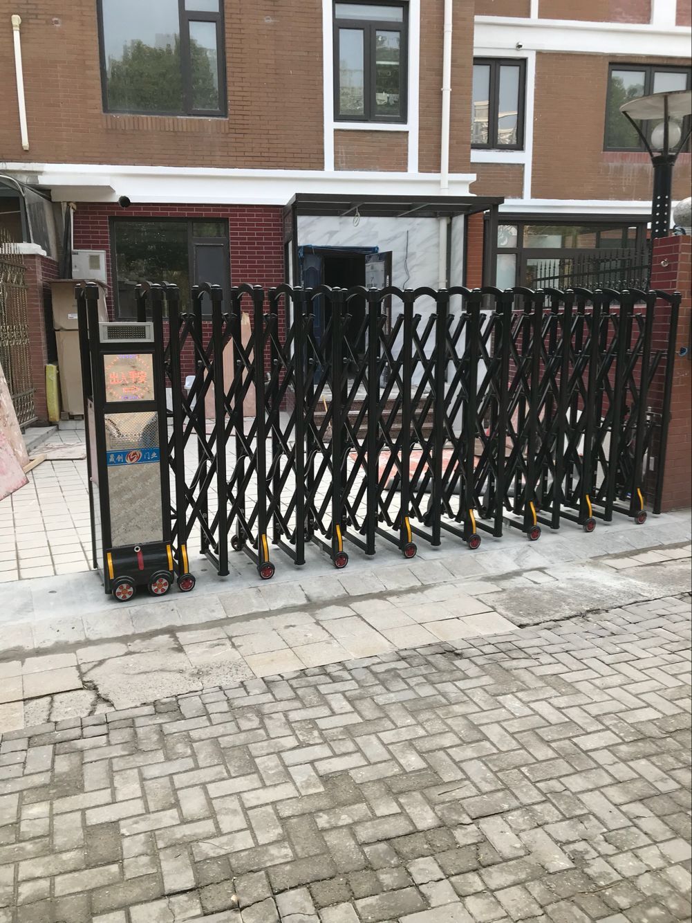 上海市普陀區(qū)金鼎路陽光威尼斯別墅11號(hào)伸縮門安裝已完成