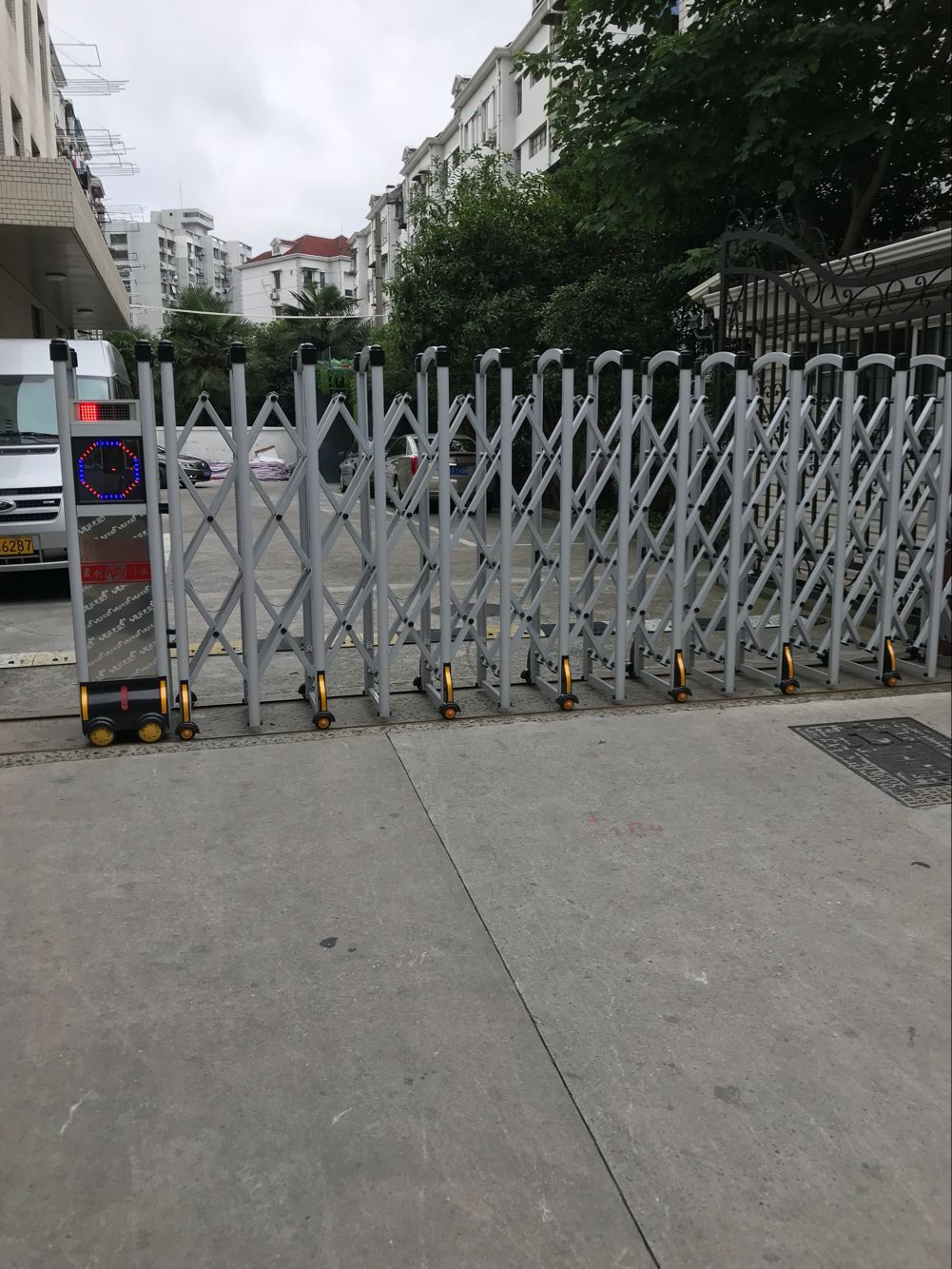 自動(dòng)伸縮門(mén)的工作原理及性能讓您更加舒心的使用