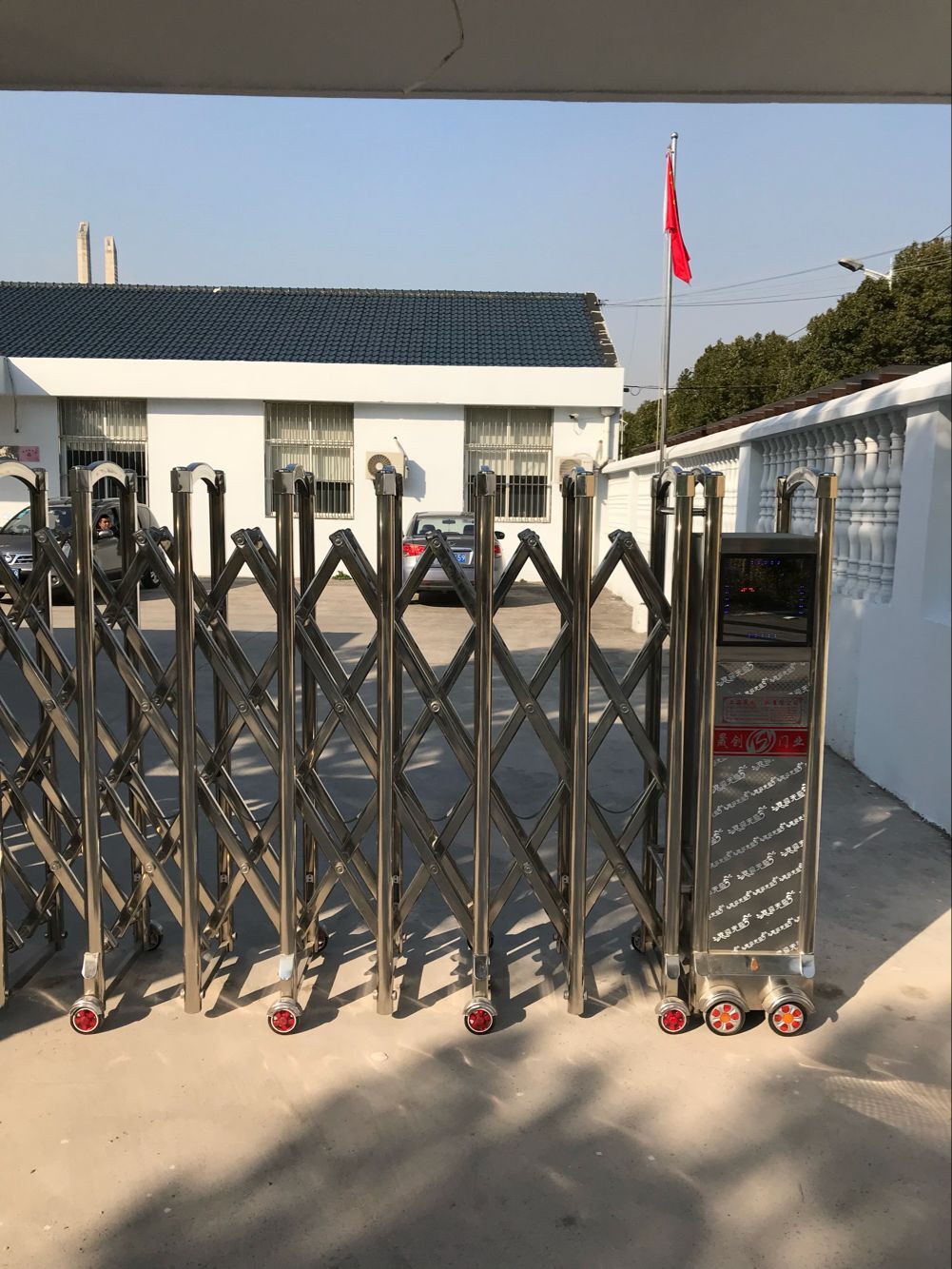 上海市閔行區(qū)浦江鎮(zhèn)聯(lián)民村委會(huì)電動(dòng)伸縮門(mén)安裝已完成