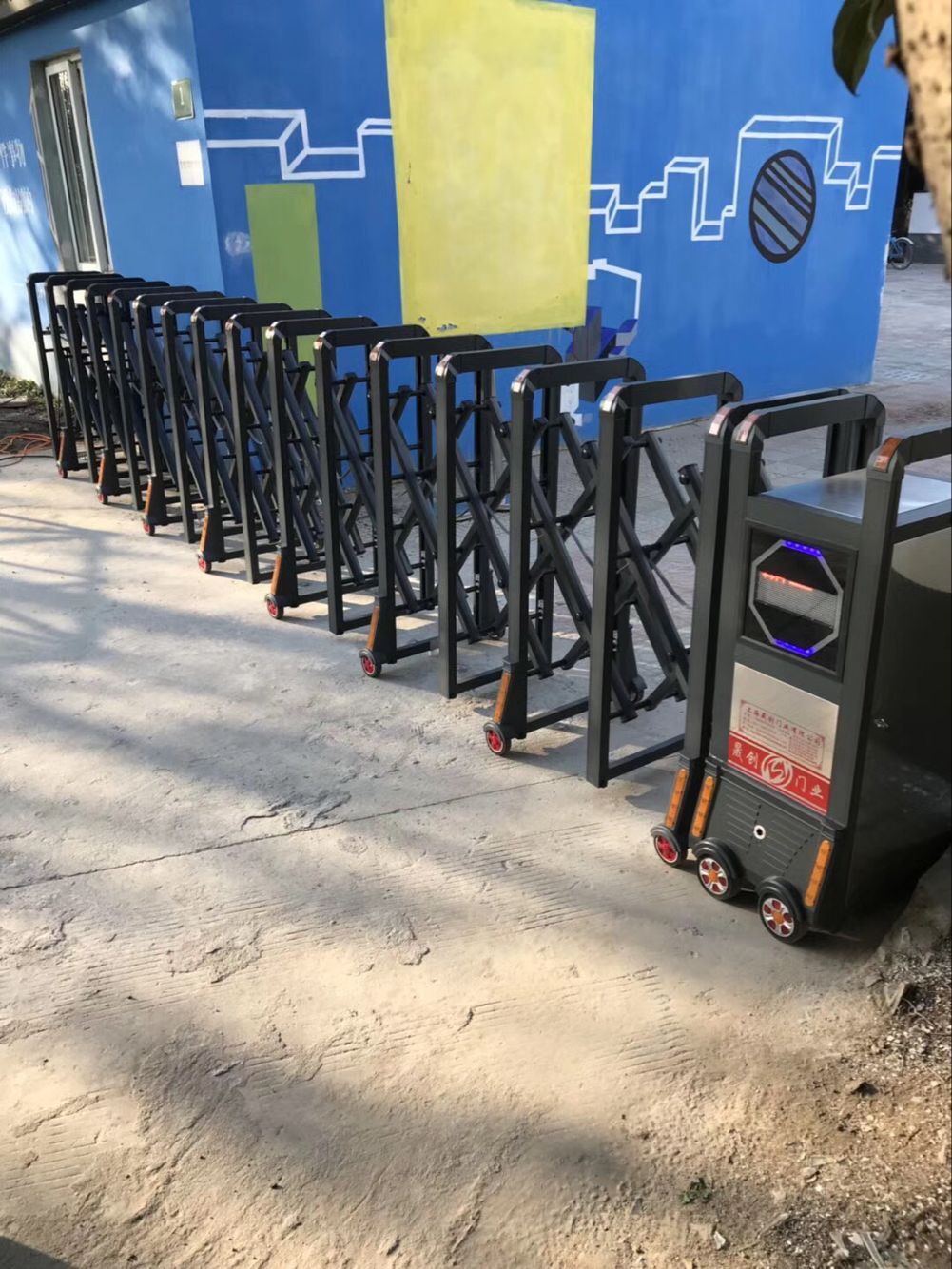 上海市嘉定區(qū)北郊野公園電動(dòng)伸縮門(mén)安裝已完成