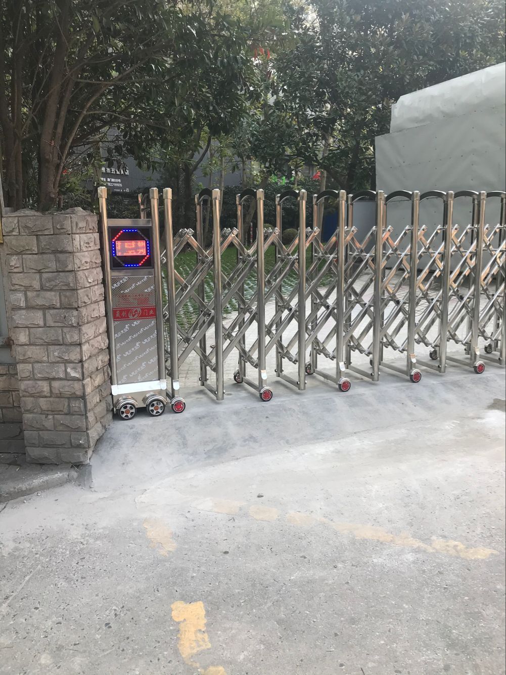 熱烈祝賀上海長寧區(qū)上海申生出租汽車管理有限公司伸縮門安裝已完成。