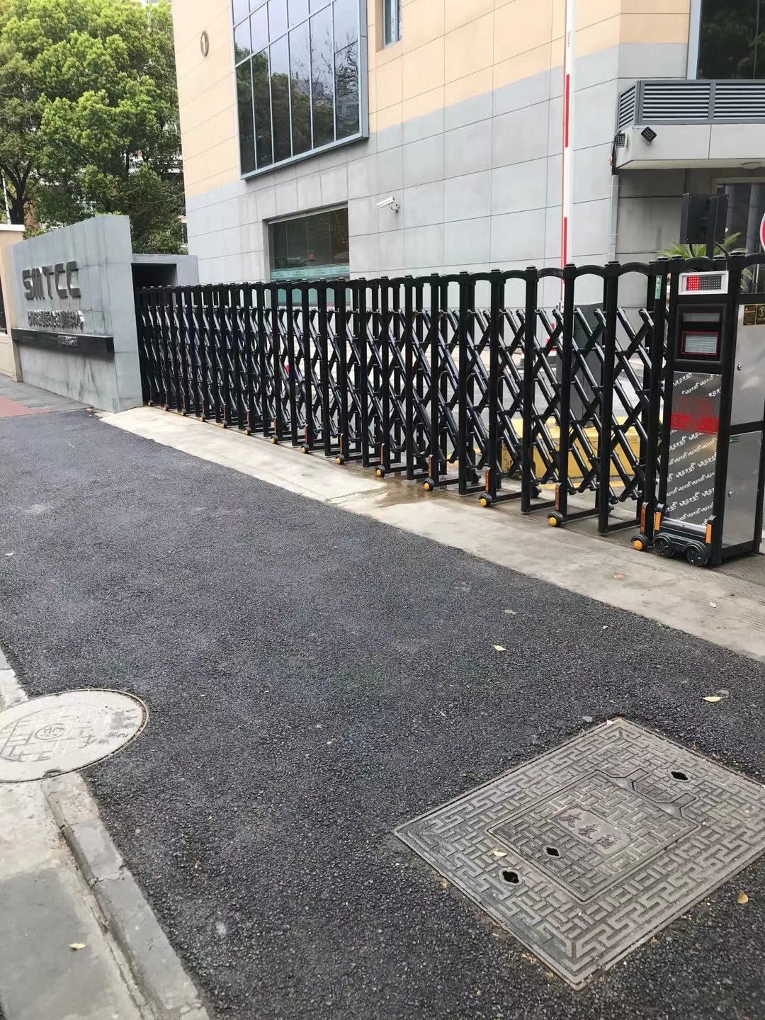 上海市長寧區(qū)上海交通委員會指揮中心電動伸縮門安裝已完成！