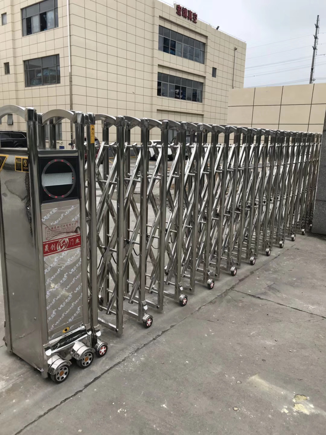 上海宏端精密機(jī)械有限公司伸縮門(mén)安裝已完成！